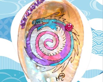 Decorazione con drago Ouroboros in conchiglia di abalone / Opera d'arte a tecnica mista dipinta a mano / Decorazione per la casa con serpenti mitologici / Regalo magico