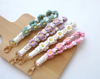 Daisy Macrame Wristlet Keychain: Boho Flower Key Fob Strap
