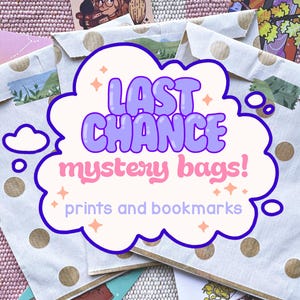Può includere: Tre sacchetti di carta a pois dorati con la scritta "LAST CHANCE mystery bags! prints and bookmarks" in un design a forma di nuvola. I sacchetti sono sigillati con nastro adesivo e circondati da illustrazioni colorate.