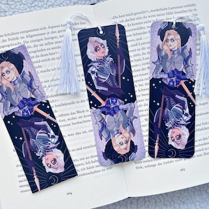 Puede incluir: Cuatro marcapáginas con una mujer con armadura con una espada y una lanza. Los marcapáginas son negros con un diseño morado y blanco y tienen un borla blanca. Los marcapáginas tienen un fondo de cielo estrellado con una luna creciente.