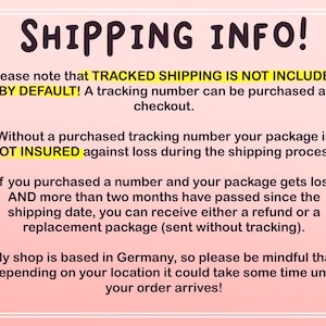 Pu&ograve; includere: Un grafico informativo rosa chiaro con un bordo bianco e testo marrone scuro. L'intestazione recita SHIPPING INFO! Il testo spiega che la spedizione tracciata non &egrave; inclusa di default, i pacchi non sono assicurati e i tempi di consegna variano.