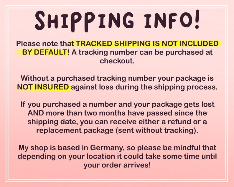 Pu&ograve; includere: Un grafico informativo rosa chiaro con un bordo bianco e testo marrone scuro. L'intestazione recita SHIPPING INFO! Il testo spiega che la spedizione tracciata non &egrave; inclusa di default, i pacchi non sono assicurati e i tempi di consegna variano.