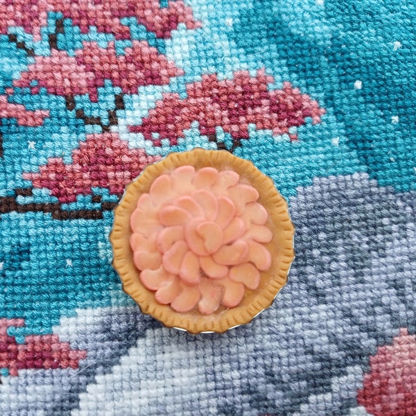 Tartelette aux pêches Needleminder. Pâte polymère faite main.