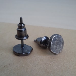 Crumpled stud earrings for men and women