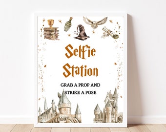 Puede incluir: Un letrero con marco blanco que presenta el texto Selfie Station y GRAB A PROP AND STRIKE A POSE en letras marrones. El diseño incluye ilustraciones en acuarela de un cáliz dorado, libros, una botella, un sombrero, un búho y un pergamino.