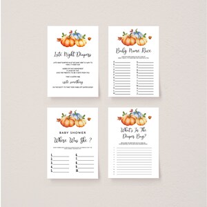 K&ouml;nnte beinhalten: Vier Babyparty-Spielkarten mit Aquarellk&uuml;rbissen und Herbstbl&auml;ttern. Die Karten enthalten Spiele wie "Late Night Diapers" und "Baby Name Race". Der Text ist in einer handschriftlichen Schriftart gehalten.