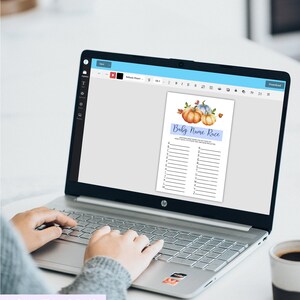 K&ouml;nnte beinhalten: Ein Laptop-Bildschirm zeigt eine "Baby Name Race" Spielvorlage mit Aquarell-K&uuml;rbissen. Der Titel des Spiels und eine Buchstabenliste sind sichtbar. Das Bild zeigt auch die Schritte: Personalisieren, Herunterladen, Drucken, Zusammenbauen und Party.