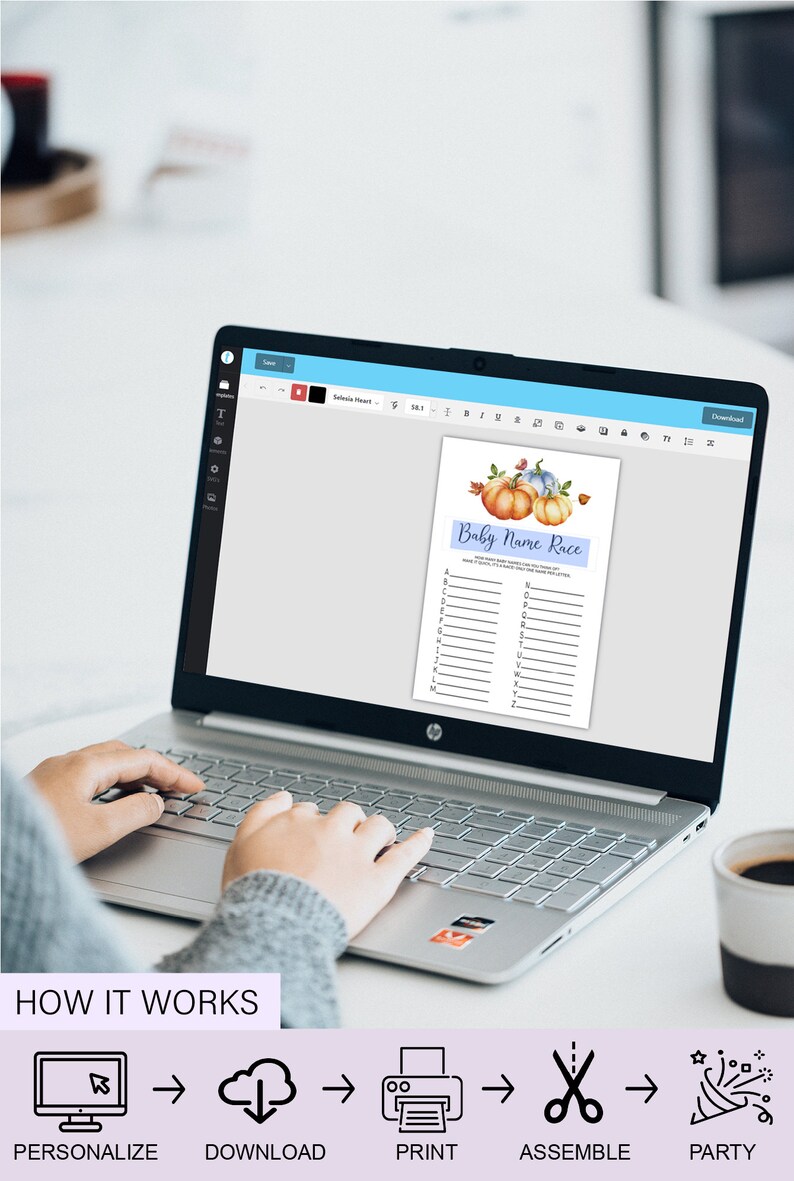 K&ouml;nnte beinhalten: Ein Laptop-Bildschirm zeigt eine "Baby Name Race" Spielvorlage mit Aquarell-K&uuml;rbissen. Der Titel des Spiels und eine Buchstabenliste sind sichtbar. Das Bild zeigt auch die Schritte: Personalisieren, Herunterladen, Drucken, Zusammenbauen und Party.