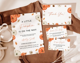 Może przedstawiać: Zestaw zaproszeń i kartek na baby shower w jesiennym motywie. Zaproszenie głosi "A Little Pumpkin is on the Way!" i zawiera szczegóły wydarzenia. Kartki zawierają "Thank You", "Books for Baby" i "Diaper Raffle".