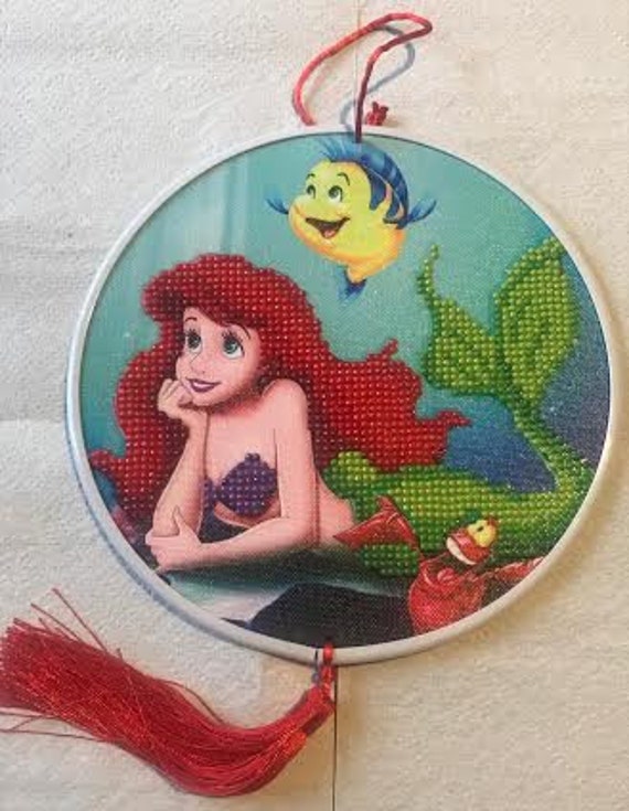 Suspension Petite Sirène en Strass avec Un Gland Décoratif Rouge