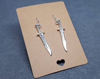 Boucles d'oreilles poignard, fils d'oreille hypoallergéniques, boucles d'oreilles épée, bijoux gothiques