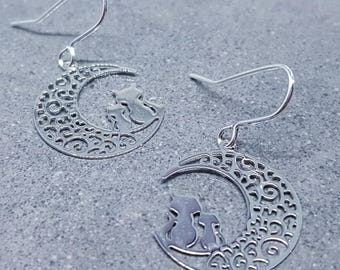 Halbmond mit Katzen Ohrringe, hypoallergene Ohrringe, versilberte Messingohrringe, Mondschmuck, Katzenohrringe, Katze im Mond