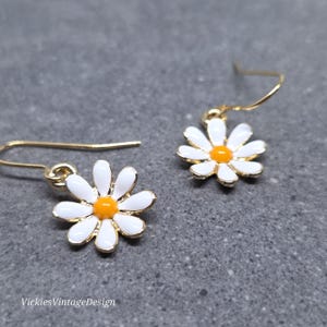 Pendientes de margaritas doradas, chapados en oro claro, minimalistas, bonitos pendientes retro, para amantes de la naturaleza, regalo para ella.