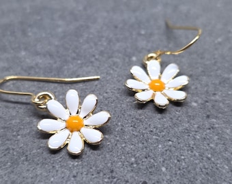 Gold Daisy Earrings, Light Gold Plated, Minimalistic Earrings, Cute Retro Earrings, Nature Lovers Earrings, Gift for her