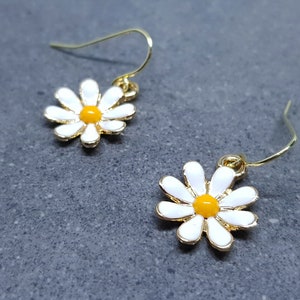 Gold Daisy Earrings, Light Gold Plated, Minimalistic Earrings, Cute Retro Earrings, Nature Lovers Earrings, Gift for her