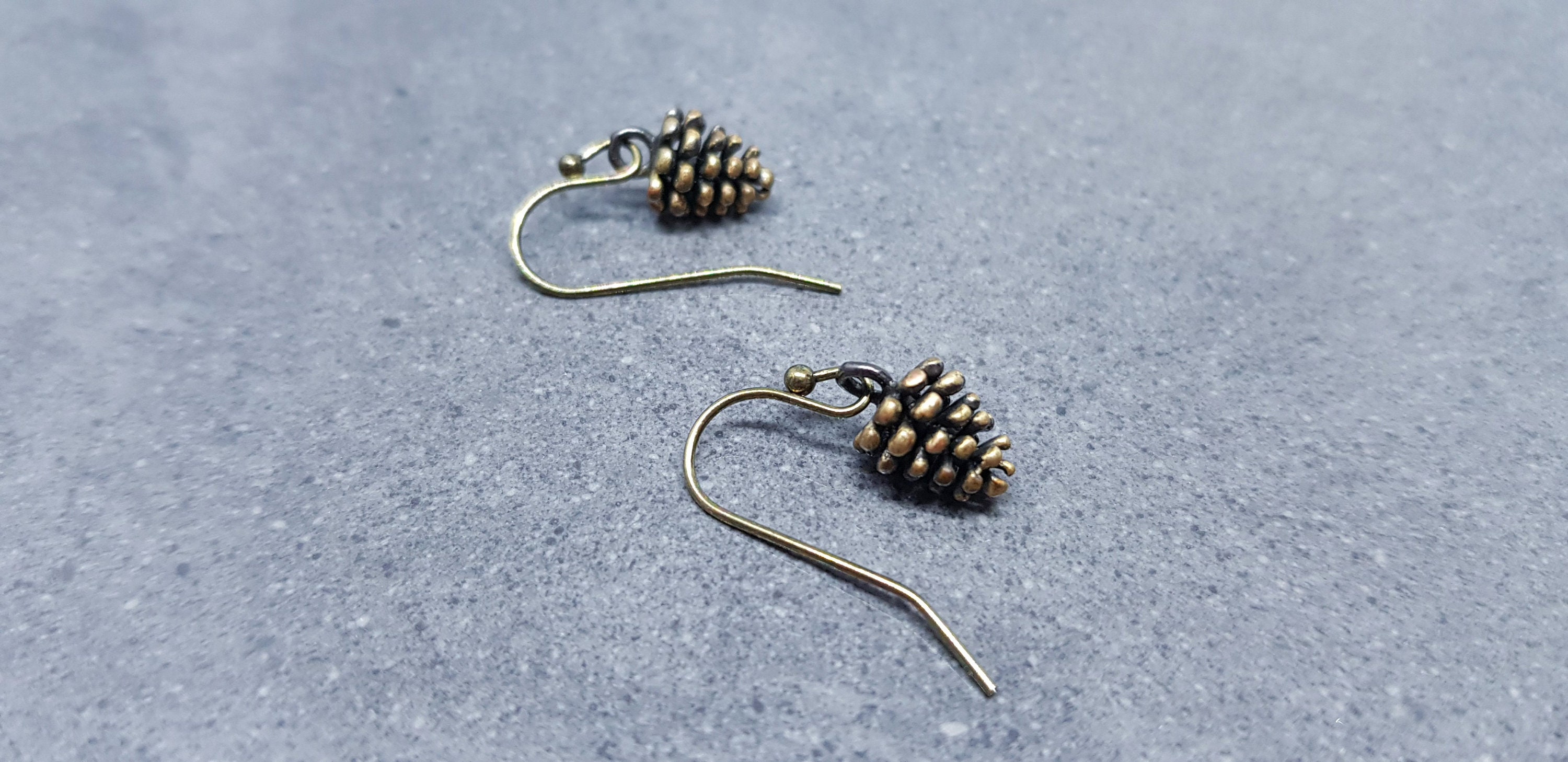 Pendientes de piña en miniatura, alambres hipoalergénicos, joyería de otoño e invierno.