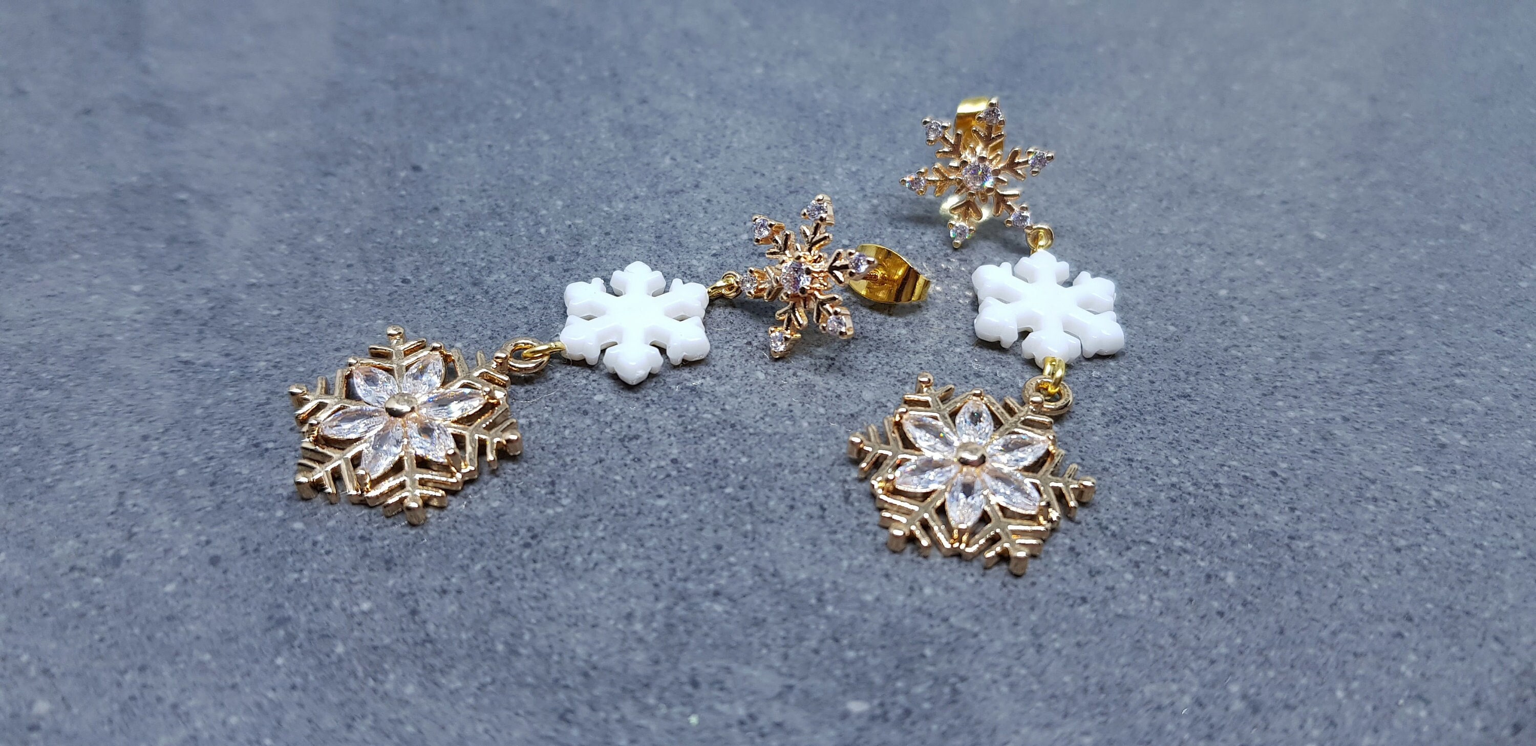 Orecchini a fiocco di neve, orecchini a stella, orecchini PRIMERO Crystals®, orecchini natalizi, orecchini a bottone con zirconia cubica, senza nichel, orecchini festivi - Italia