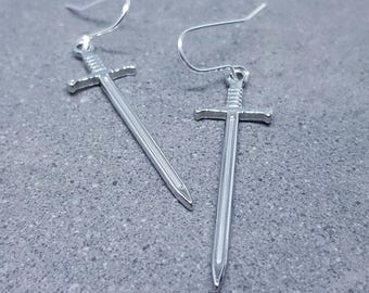 Orecchini a forma di spada, spada in miniatura, scelta di fili per orecchini, acciaio inossidabile, gioielli cosplay, gotici, disponibili in coppia