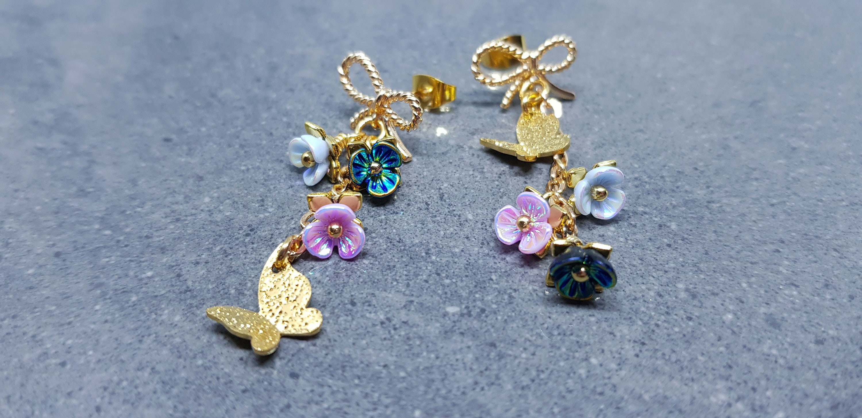 蝶のイヤリング、虹色の花のイヤリング、真鍮のリボンスタッド 