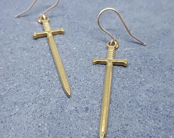 Orecchini a forma di spada, spada in miniatura, scelta di fili per orecchini, placcati in vero oro 18 carati, acciaio inossidabile, gioielli da cosplay, gotici, disponibili in coppia