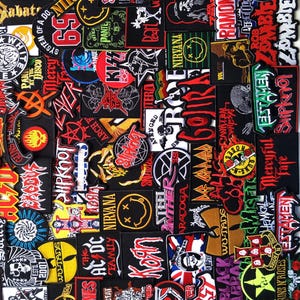 Könnte beinhalten: Eine Sammlung bunter, gestickter Aufnäher mit Bandlogos und Musikmotiven. Aufnäher von Nirvana, AC/DC, Guns N' Roses und mehr sind enthalten. Die Aufnäher haben verschiedene Formen und Größen, mit Text und Grafiken.
