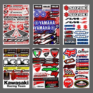 Peut inclure: Une feuille d'autocollants pour équipe de course de moto avec des logos pour Honda, Yamaha, Suzuki, Kawasaki, Ducati et Fox Racing. Les autocollants sont de différentes couleurs, notamment rouge, blanc, bleu, noir et vert.