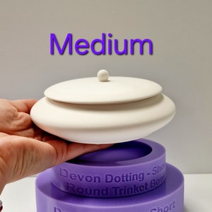 Könnte beinhalten: Ein Satz aus drei violetten Silikonformen zum Herstellen von runden Schmuckschalen. Die Formen sind mit "Devon Dotting - Short Round Trinket Bowl" beschriftet. Die größte Form ist mit "Medium" beschriftet.