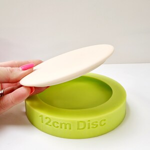 Può includere: Uno stampo in silicone verde per realizzare dischi rotondi da 12 cm. Lo stampo ha un coperchio rimovibile.