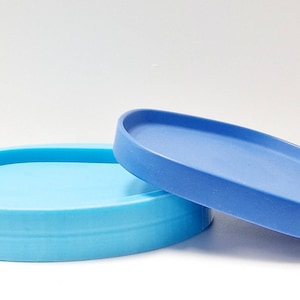 Puede incluir: Dos moldes de silicona para fundición de resina. El molde más grande es azul claro y el molde más pequeño es azul oscuro.