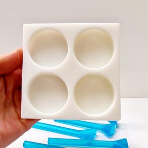 Shallow silicone paint pallet for larger tools and stamps