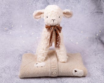 Cordero de peluche hecho a mano: regalo personalizado