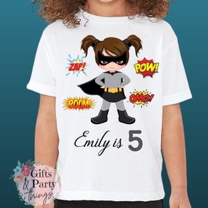 T-shirt personalizado da menina do super-herói ALGUM NOME | Roupa personalizada de aniversário de super-herói | T-shirt do super-herói | Artigos para festas de super-heróis