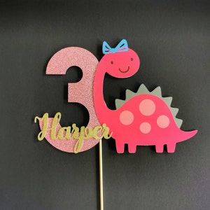 パーソナライズされた恐竜ケーキトッパー あらゆる年齢の名前 | パーソナライズされたかわいい T-Rex ケーキトッパー | 恐竜ケーキトッパー | 女の子の恐竜パーティー用品