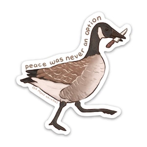 Wütend Kanada-Gans mit Messer &quot;&quot;Peace was never an optional&quot;&quot; Lustiger Aufkleber für Kindle, Flasche, Laptop, Auto, Journal —Dishwasher Safe Sticker.&quot;
