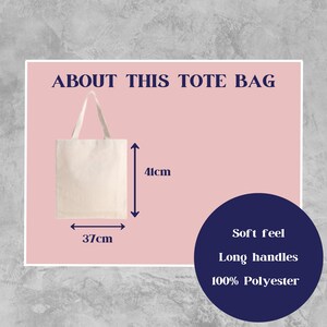 Op de afbeelding: Een cr&egrave;mekleurige draagtas met lange handvatten, 37 cm breed en 41 cm hoog. De tas is gemaakt van 100% polyester en voelt zacht aan. De afbeelding bevat de tekst "ABOUT THIS TOTE BAG".