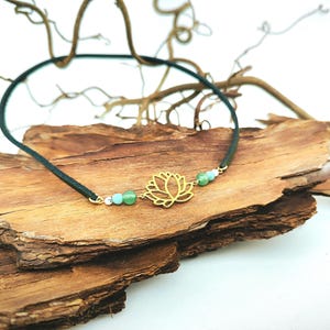 zarter Lederchoker mit LOTUS Blume für YOGIS | Leder Halskette mit Edelsteinperlen | spiritueller BOHO Schmuck für Frauen