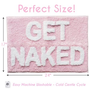 Puede incluir: Una alfombra de ba&ntilde;o rectangular rosa con las palabras "GET NAKED" en letras blancas y esponjosas. La alfombra mide 61 cm de largo y 43 cm de ancho. El texto "Perfect Size!" est&aacute; encima de la alfombra.
