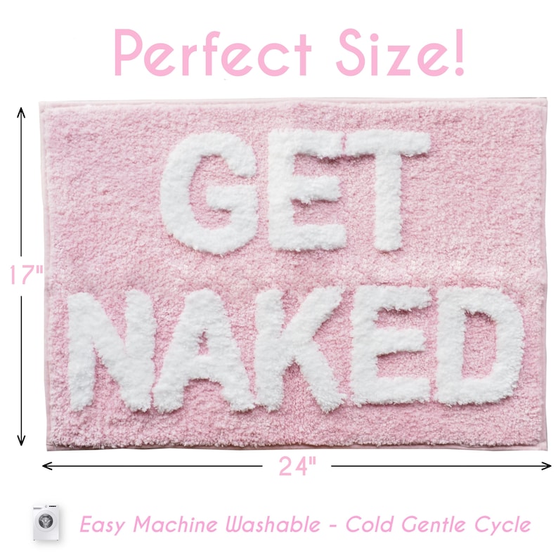 Puede incluir: Una alfombra de ba&ntilde;o rectangular rosa con las palabras "GET NAKED" en letras blancas y esponjosas. La alfombra mide 61 cm de largo y 43 cm de ancho. El texto "Perfect Size!" est&aacute; encima de la alfombra.