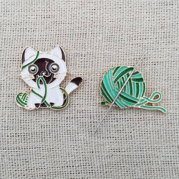 Siamese Cat & Green Yarn Needle Minder | Yarn Ball | Kitten | Kitty | Magnetic Needle Minder | Needle Nanny | Cross Stitch | XStitch