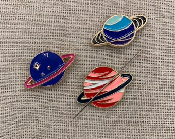 Planet Needle Minder | Planètes | Galaxie | Espace | Saturne | Aiguille de rappel magnétique | Aiguille nounou | Point de croix | Aimant