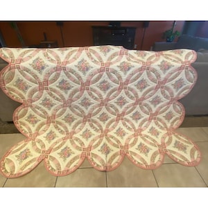 Vintage Handmade Double Wedding Ring Quilt Pink Scalloped Edge 86&quot; X 69&quot;, Vintage Quilt, Handmade Quilt, Full Size Quilt, Vintage Home Decor