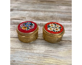 2 x 1960er Jahre italienisches Blumenmuster, Mikro-Mosaik-Fliesen, goldfarben, runde Pillen-Schnupftabakdose, Vintage-Pillendose, Vintage-Schnupftabakdose, italienische Pillendose