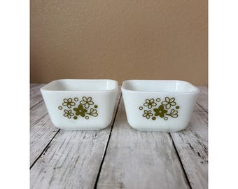 Zestaw 2 naczyń do lodówki Pyrex Spring Blossom Green Crazy Daisy 501B o pojemności 1,5 szklanki