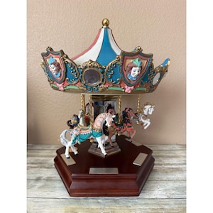 Puede incluir: Un juego de tres tazas de cerámica con un acabado mate moteado. Las tazas son de color crema, gris claro y gris oscuro. Cada taza tiene un diseño simple y minimalista.