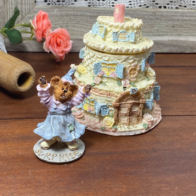 Boyds Bears Birthday Figurine - Bailey’s Frosted Cottage (2001) image 1