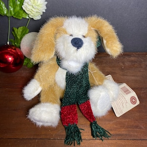 Boyds Bears Plush Mee the Dog con bufanda verde y orejeras, Vintage Boyds The Head Bean Collection