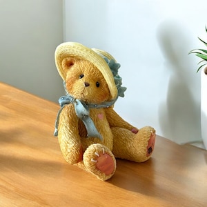 Cherished Teddies, Christy, Take Me To Your Heart, Bär mit Strohhut und blaue Blumen-Figur, Enesco #128023, 1995