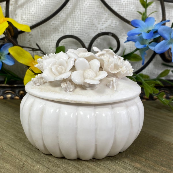 Midcentury White Flower Porcelain Trinket Box from Ardalt Lenwile China, Vintage Capodimonte-styled White Floral Trinket Box