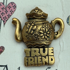 Alfiler con forma de tetera True Friend de Monarch Creations, Regalos de amistad para amigos, Alfiler de solapa con forma de tetera vintage de 1998