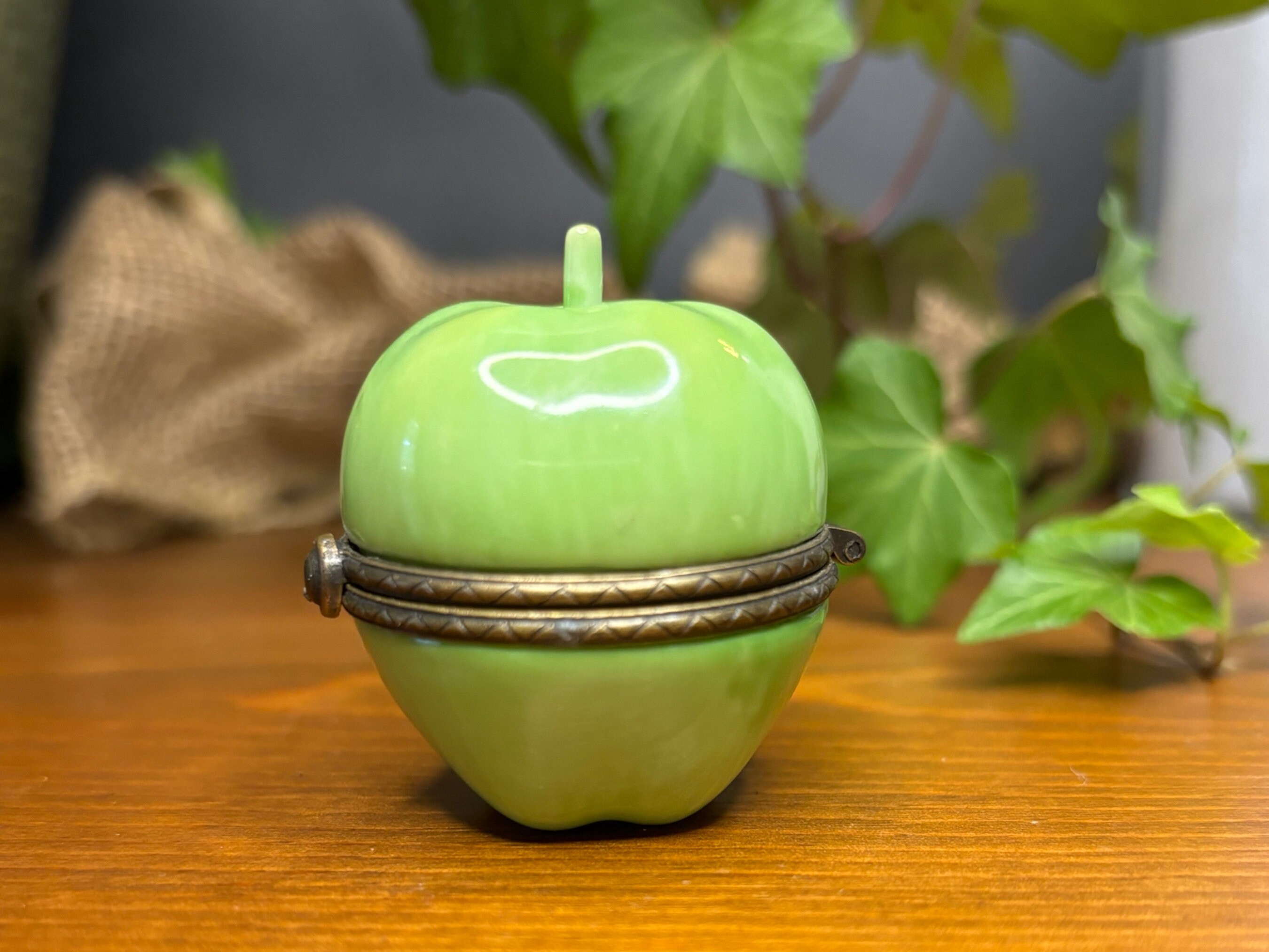 Vintage Granny Smith Green Apple Porcelain Hinged Trinket Vintage Granny Smith Green Apple Porcelain Hinged Trinket